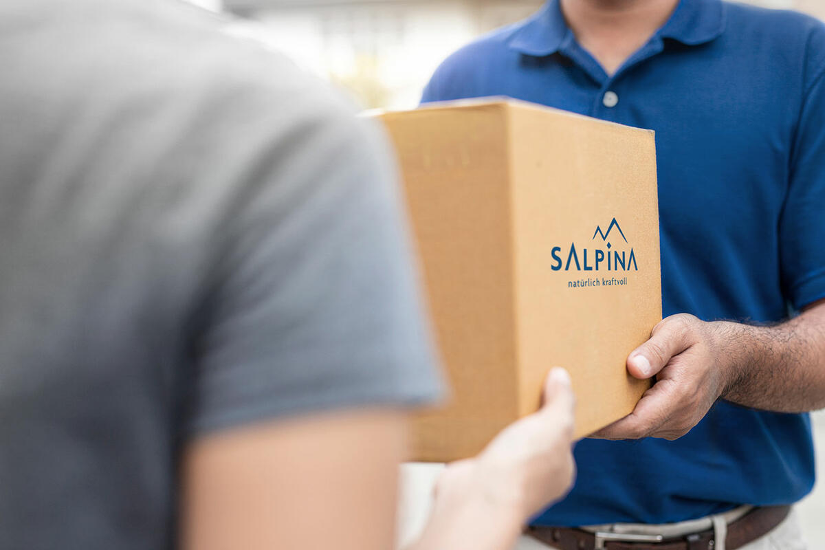 Übergabe einer SALPINA Box