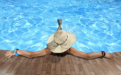 donna con cappello - relax in piscina